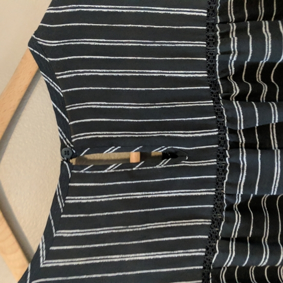 Gorgeous Ava & Viv Black/Gray Trendy Striped Keyhole back blouse - Picture 8 of 8